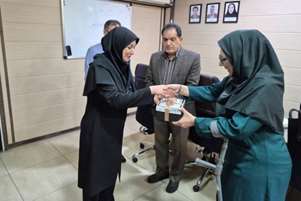 تقدیر از مدیر روابط عمومی دانشکده پیراپزشکی شیراز در روز خبرنگار